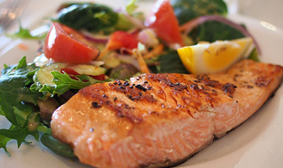Salmón con brochetas de brócoli